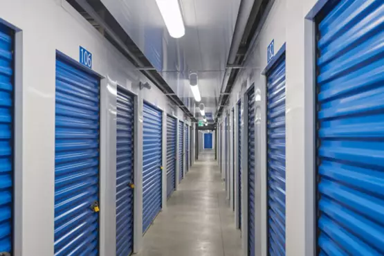 Couloir intérieur de l'installation de stockage