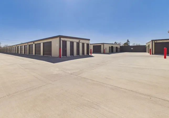 self-storage-units-near-me.webp Long row of outdoor storage units
