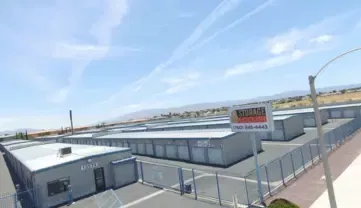 eyJrZXkiOiJhZDNiYTljOS1iNWFhLTRkMGMtYTUzYy0yOGMxZDdiODU3OGMvdmljdG9ydmlsbGUtaW1hZ2UtMS5qcGciLCJlZGl0cyI6eyJyZXNpemUiOnsid2lkdGgiOjE5MDAsImZpdCI6ImNvdmVyIn19fQ-.webp Storage Locker Victorville Exterior