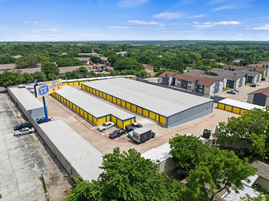 Exterior picture of vehicle storage and indoor storage units in Dallas, TX, on S Tyler St.